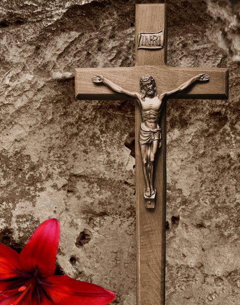 基督的身体在木十字架与红花盛开从罗图片下载