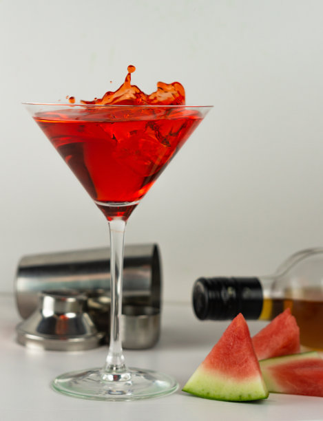 不同口味和颜色的眼镜，具有飞溅效果图片下载