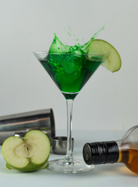 不同口味和颜色的鸡尾酒，有飞溅的效果图片下载
