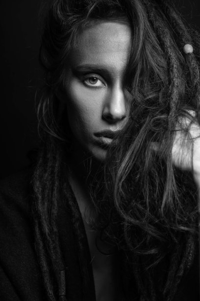 工作室肖像的女人与化妆和头发与脏辫图片下载