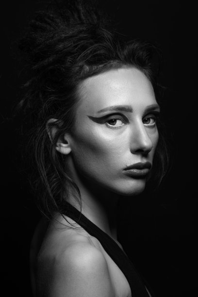 工作室的肖像，美丽的女人与眼影和脏辫图片下载