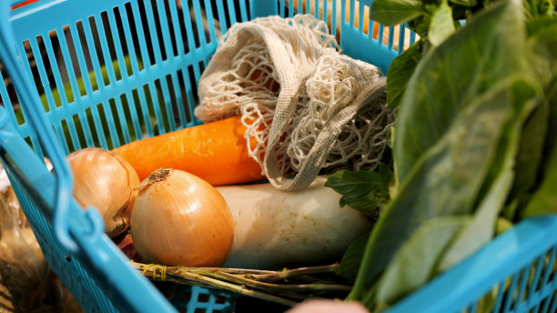 洋葱被放在一篮子新鲜蔬菜里，准备美味而健康的饭菜。厨师从生态市场挑选最好的产品，把农贸市场的蔬菜放进篮子里。图片下载