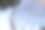 游乐园里的大摩天轮，红色和黄色的小木屋在蓝天的背景下。游乐园里的树图片下载