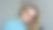 戴着眼镜、面带微笑的女学生坐在桌前，拿着笔记本电脑和咖啡，写着小说和短篇小说。女人会思考和构思她书中的情节。很多想法和灵感。图片下载