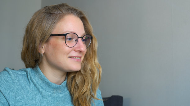 女人在打电话，笑得很开心。戴眼镜的女同学用笔记本看讲座，在笔记本上记笔记，接电话，用智能手机交流。暂停学习，谈谈图片下载