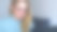戴眼镜的年轻成功女性积极地在办公室的电脑前工作，并享受她的工作。女秘书正在她的工作场所用笔记本电脑打字。女人把她的金发藏在耳朵后面。图片下载