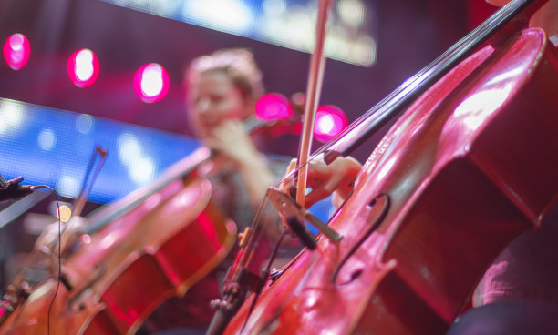女孩在舞台上演奏大提琴图片下载