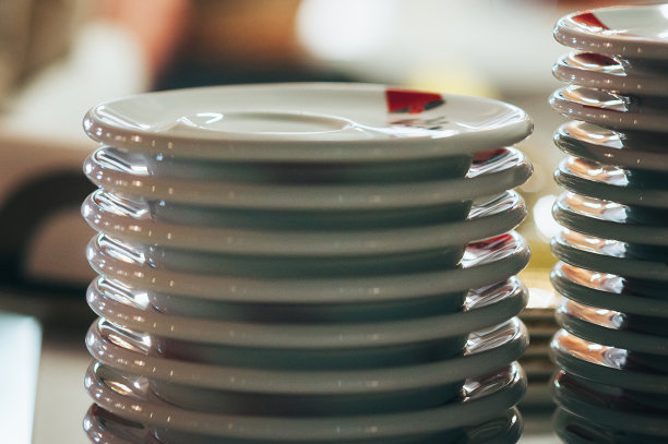 一叠咖啡碟子散焦了图片下载