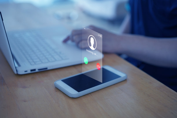 来电屏幕弹出在手机上模糊人使用电脑背景图片下载