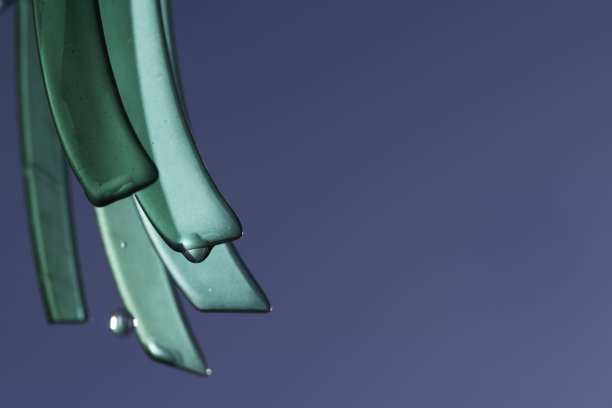 前廊上的玻璃风铃特写。图片下载