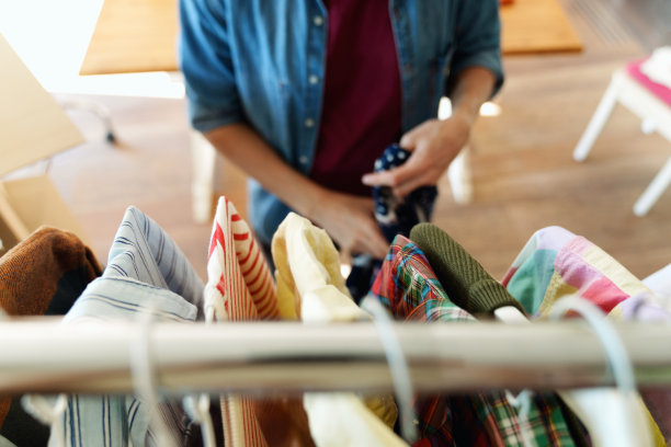 二手衣服转售概念。图片下载