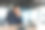办公室里没有暖气，暖气坏了，商人在工作场所冻得要死，男人坐在大楼里的桌子前用笔记本电脑工作图片下载