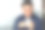 特写照片:一个快乐和微笑的亚洲男人从电话中阅读快乐的消息，一个穿着衬衫和眼镜的商人微笑和欣喜，一个男人在办公室里靠窗户工作图片下载