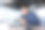 被骗的商人，坐在办公室里失望的男人，试图在网上商店进行银行转账和购物的亚洲男人，没有足够的钱持有银行信用卡图片下载