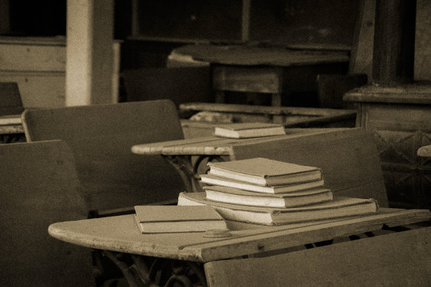 旧木桌上放着许多教科书图片下载