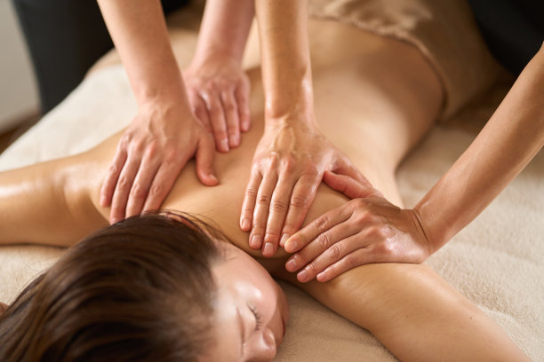 女子在美容院接受肩部按摩图片下载