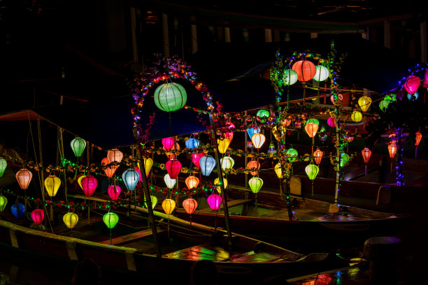 越南会安市的灯笼和游船图片下载