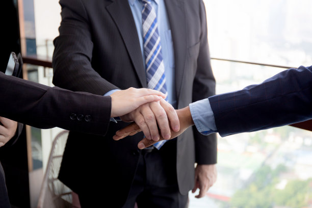 特写一组业务团队男女和谐，合作伙伴携手共进，企业胜利与成功，团队合作，会议成就。图片下载