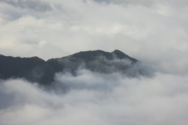 在葡萄牙马德拉岛的最高山峰Pico Ruivo徒步旅行时，云雾之上的美好一天。图片下载