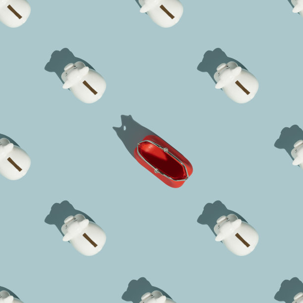 蓝色背景上的白色储蓄罐和硬币钱包。图片下载