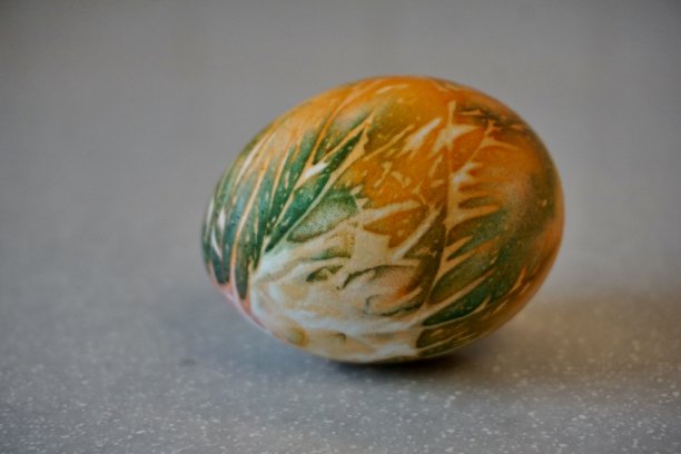 五彩缤纷的复活节彩蛋。一个有着不同寻常颜色的美丽复活节彩蛋。复活节彩蛋的原始颜色。给复活节彩蛋上色的有趣方法。图片下载