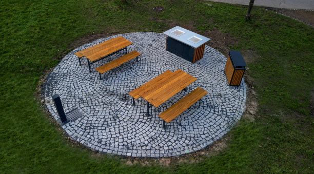 公园座椅，木制桌椅野餐和烧烤，燃气烤架。厨房配有不锈钢水槽，适合洗食物和用手吃饭。圆形花岗岩铺面。木镶板图片下载