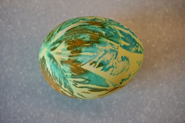 五彩缤纷的复活节彩蛋。一个有着不同寻常颜色的美丽复活节彩蛋。复活节彩蛋的原始颜色。给复活节彩蛋上色的有趣方法。图片下载