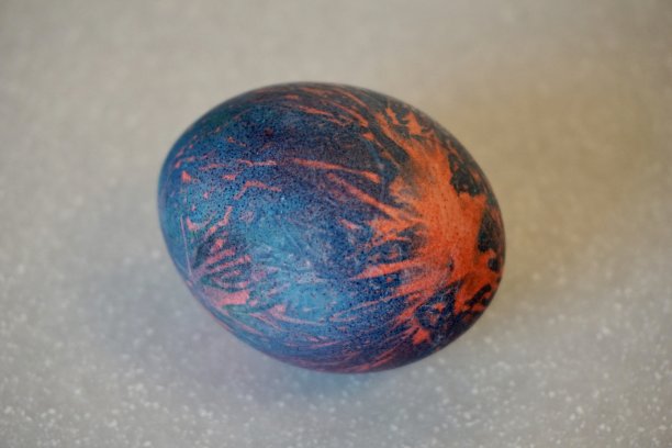 五彩缤纷的复活节彩蛋。一个有着不同寻常颜色的美丽复活节彩蛋。复活节彩蛋的原始颜色。给复活节彩蛋上色的有趣方法。图片下载