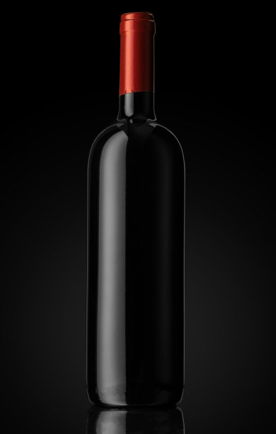 一瓶红酒，黑色背景。图片下载
