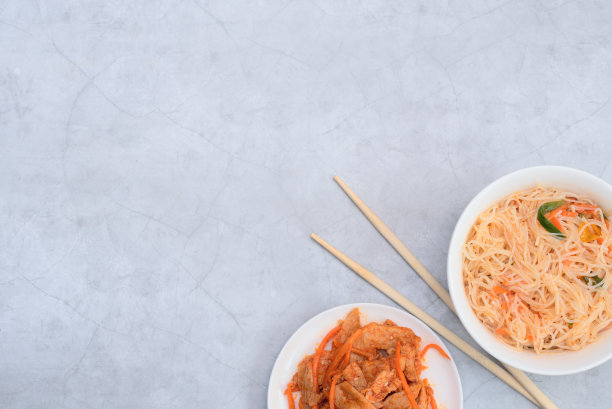 美味的亚洲风味沙拉和大豆素肉沙拉，白色的碗里，灰色的背景上有木棒。有选择性的重点。亚洲饮食概念图片下载