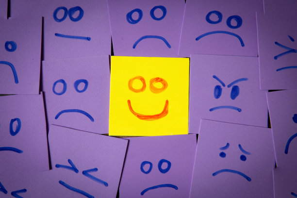 在绝望中露出笑脸的概念代表着信念和积极的态度图片下载