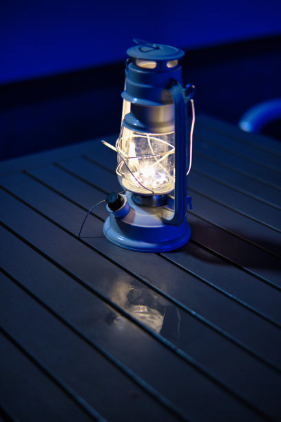 户外形象灯笼放在晚上的桌子上图片下载