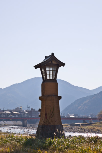 一盏复古设计的路灯矗立在河床上图片下载