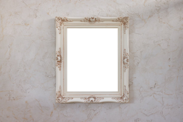 空白木制古董相框上的白色垃圾混凝土墙。墙上挂着白色的相框。图片下载