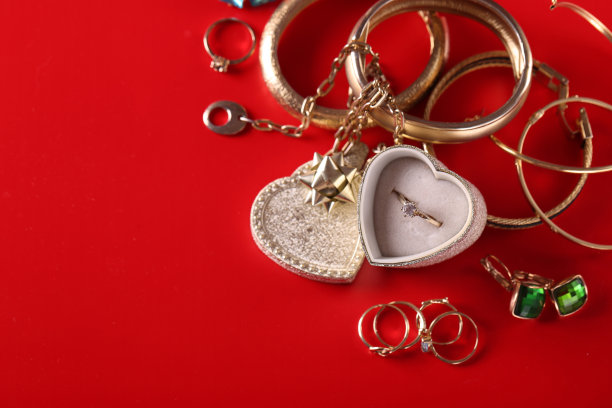 情人节礼物:黄金首饰、戒指、手镯和吊坠图片下载