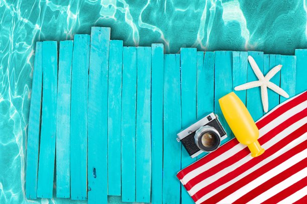 红白条纹毛巾，相机，黄色瓶子，蓝色木板上的海星，码头。泳池，沙滩，大海。垂直的,水平的。度假，旅行，放松。本空间图片下载