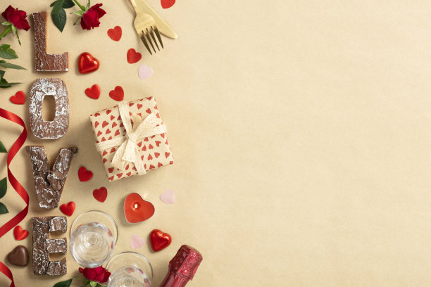 情人节组合礼盒用手工回收纸、玫瑰、蜡烛、餐具、香槟、巧克力和木制信件，顶视图，复制空间图片下载