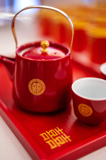 婚礼用的中国瓷器茶壶和杯子图片下载