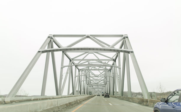 金属桥将于2022年12月连接俄亥俄州和西弗吉尼亚州图片下载