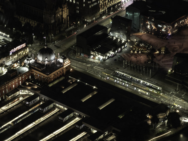 夜晚的城市天际线图片下载