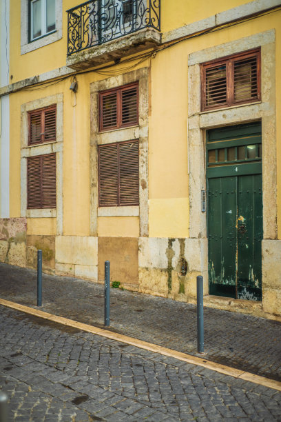 葡萄牙里斯本Alfama附近的旧木门图片下载