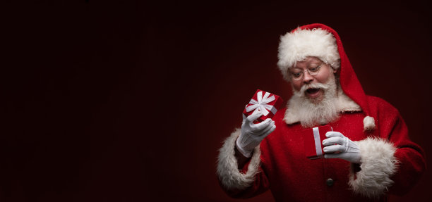 圣诞老人带着礼品盒图片下载