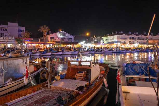 风景与船从海滩在福卡在晚上图片下载