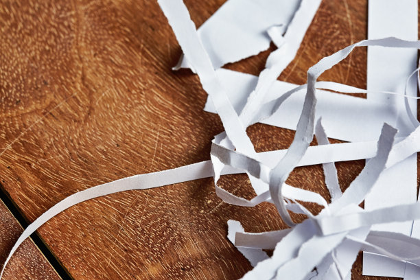 撕破和切割的废纸条形成了一个复杂的纠结，代表着混乱和混乱图片下载