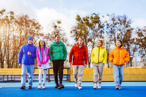 一群多种族的年轻朋友在冬天在户外聚会图片下载