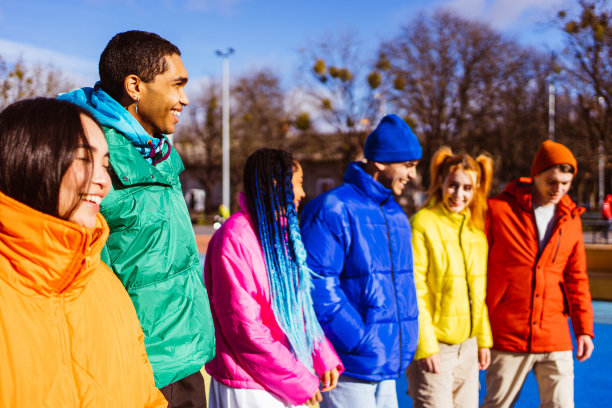 一群多种族的年轻朋友在冬天在户外聚会图片下载