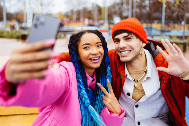 多种族的年轻情侣在冬天户外约会图片下载