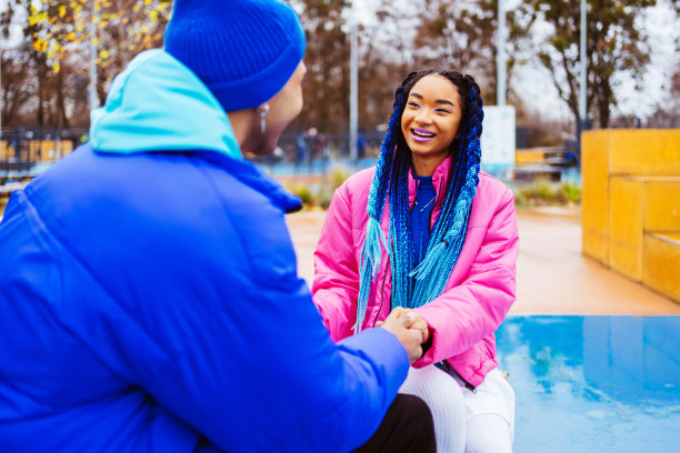 多种族的年轻情侣在冬天户外约会图片下载