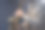 舞台上的男音乐家吹奏着烟雾缭绕的萨克斯风。图片下载