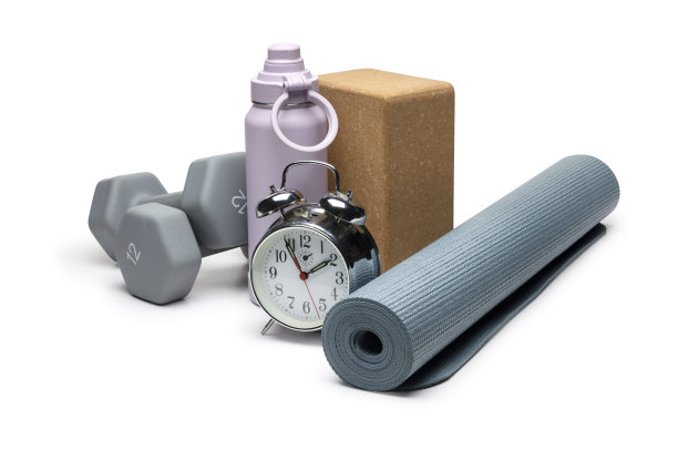 白色背景上的瑜伽和健身设备图片下载